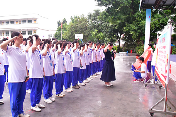 风好正是扬帆时 青春奋进勇担当——我校举行“五·四”表彰大会暨新团员入团仪式